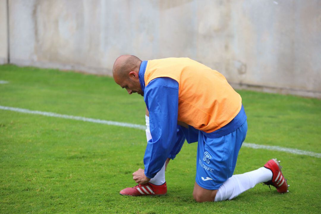 Dani Jurado se ata las botas antes del entrenamiento 