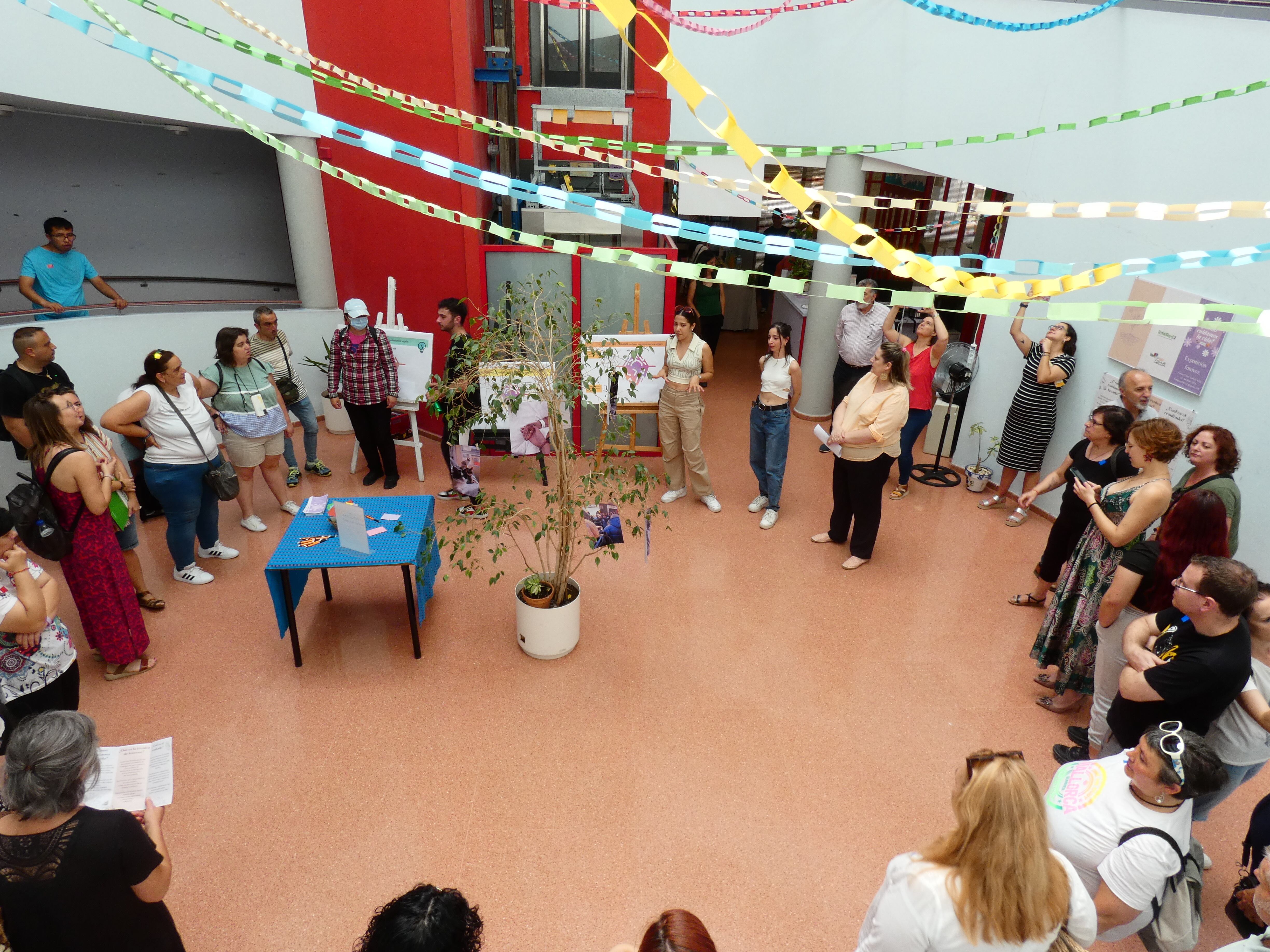 Dinámica grupal en la exposición "¿cómo cuidamos la vida?"organizada por el CIPFP Valle de Elda