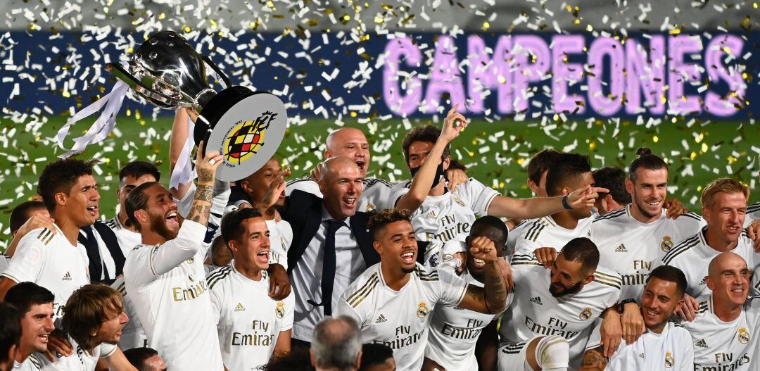 Sergio Ramos levanta el título de Liga en Valdebebas