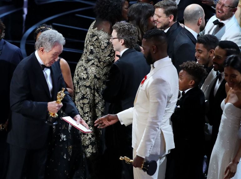 Warren Beatty le muestra la tarjeta del ganador a Tarell Alvin McCraney, guionista de &#039;Moonlight&#039;, después de anunciar por error el premio a &#039;La la land&#039;