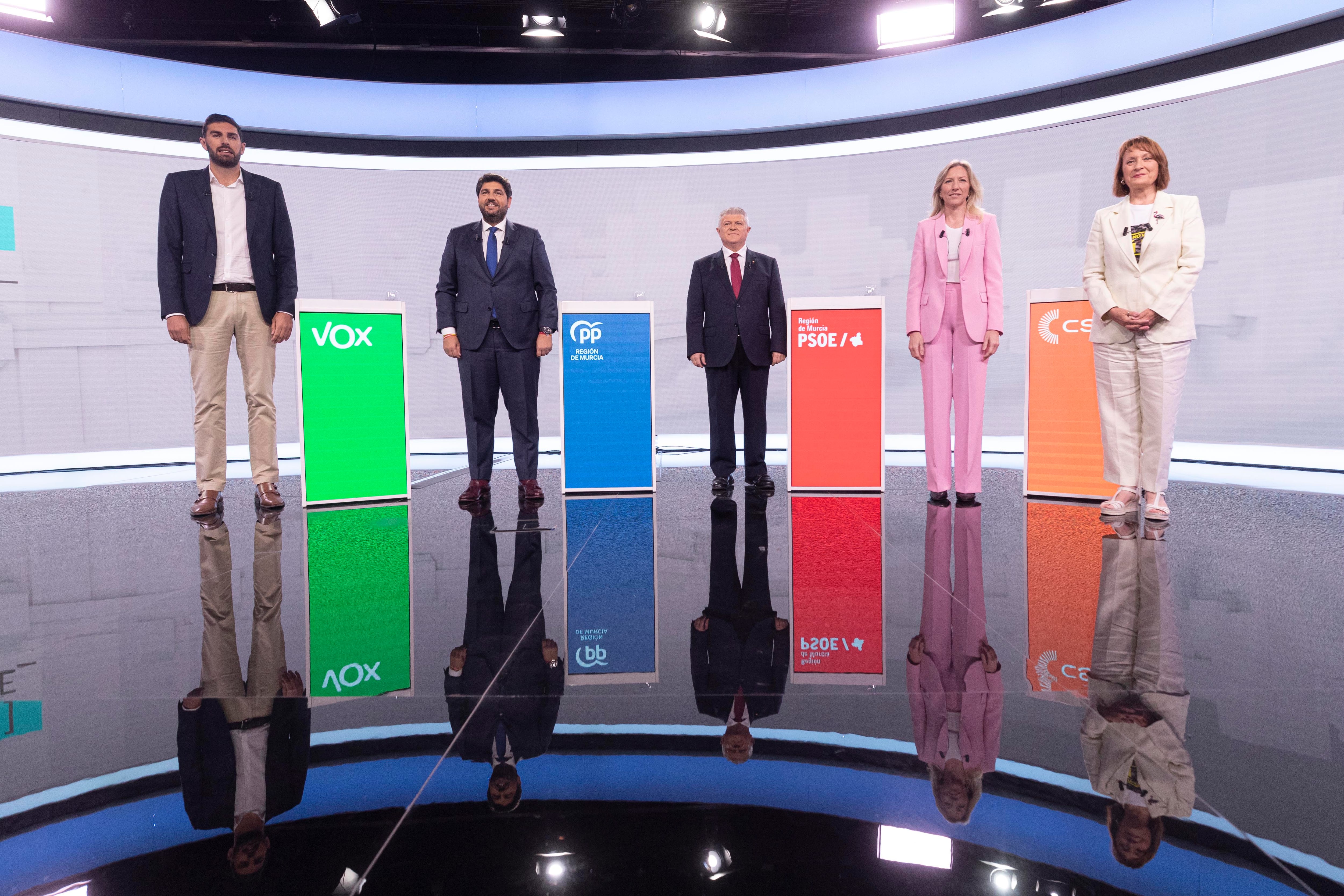 MOLINA DE SEGURA (MURCIA), 19/05/2023.- Los candidatos a la presidencia de la Comunidad de Murcia, del PSOE José Vélez (c), del Partido Popular Fernando López Miras (2i), de Podemos María Marín (d), de Ciudadanos María José Ros (2d), y de Vox José Ángel Antelo (i), posan para la foto de familia momentos antes del inicio del debate electoral con motivo de las elecciones autonómicas y municipales del próximo 28 de Mayo, este viernes en la televisión autonómica La 7 en Molina de Segura. EFE/Marcial Guillén
