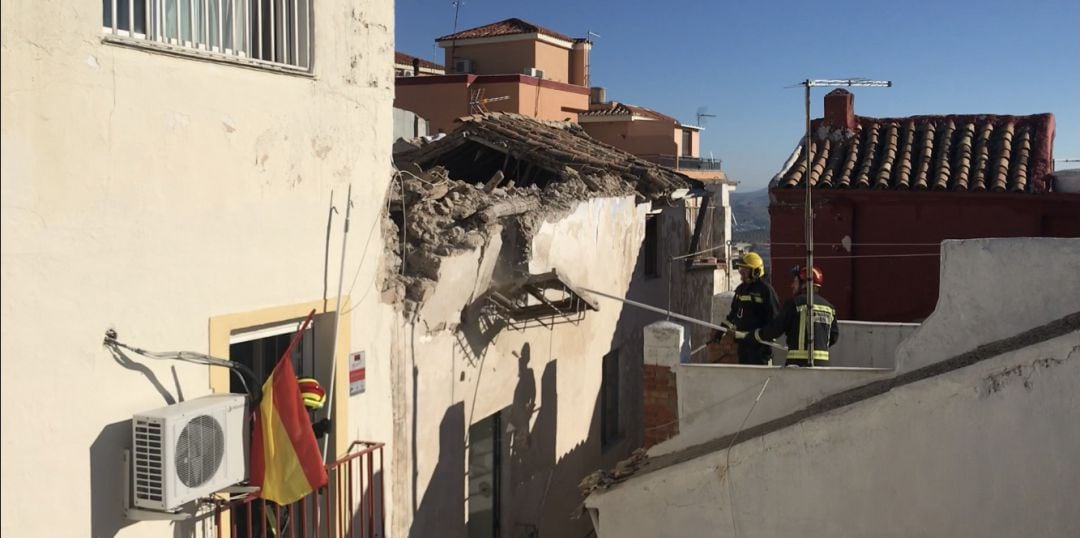 Momento en el que los bomberos de Jaén trabajan en el derrumbe de la vivienda de la calle Elvin.