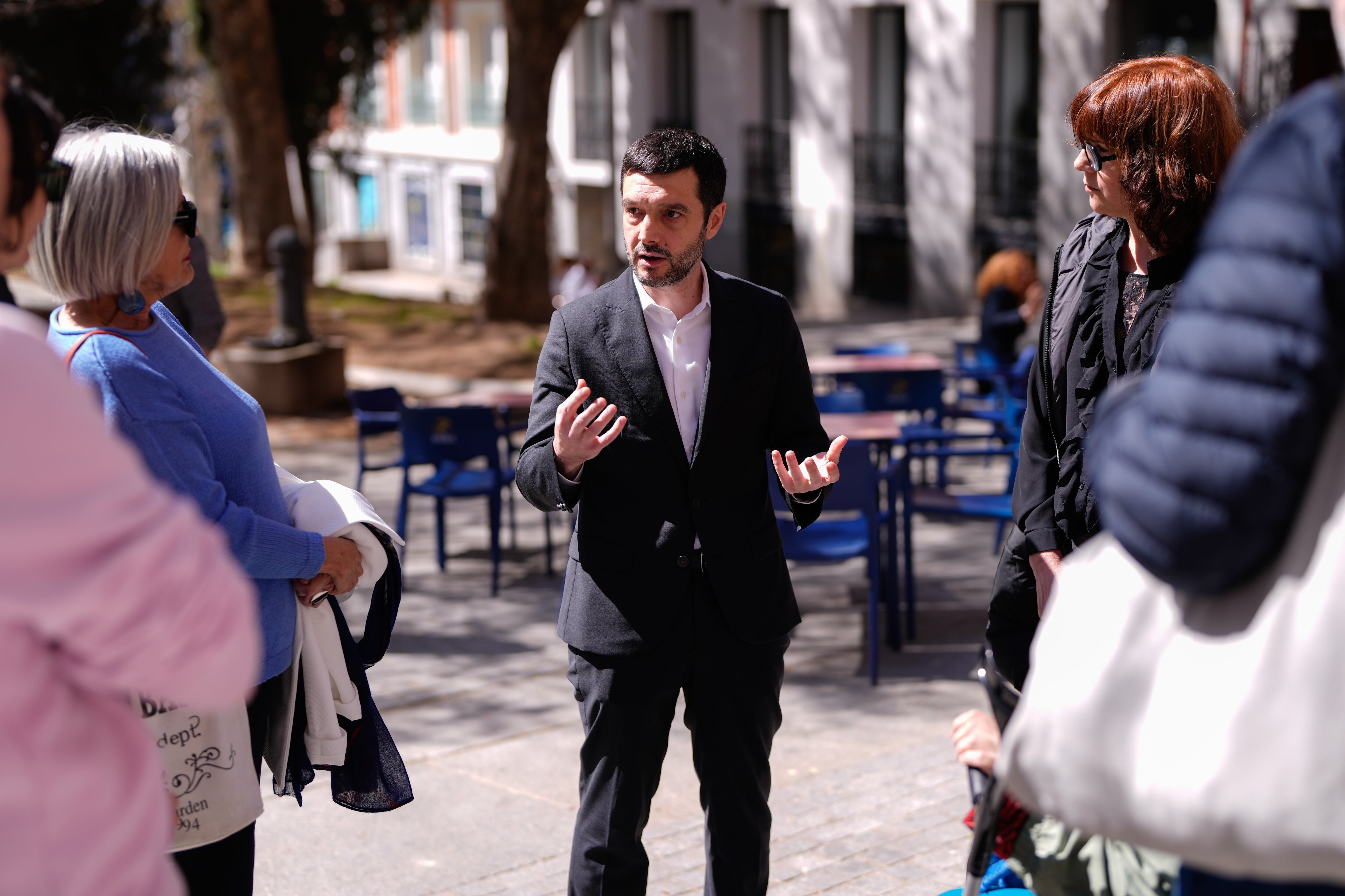 El ministro de Derechos Sociales, Consumo y Agenda 2030, Pablo Bustinduy mantiene encuentro con vecinos a los que se quiere expulsar de sus pisos no renovando sus contratos de alquiler.