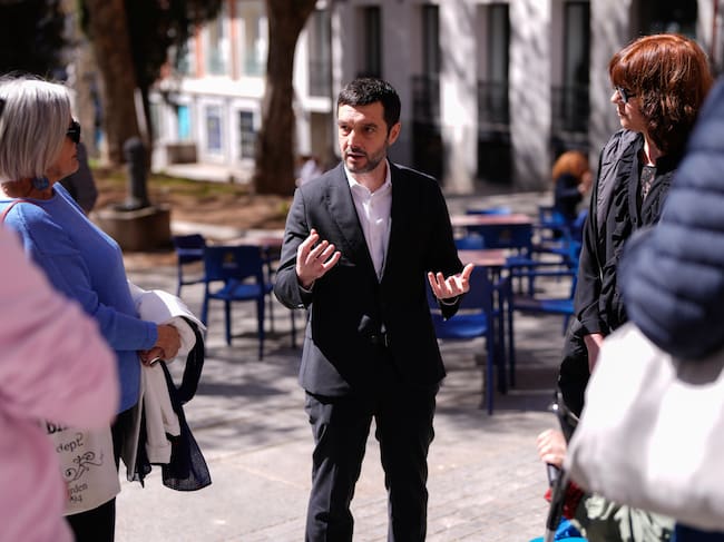 El ministro de Derechos Sociales, Consumo y Agenda 2030, Pablo Bustinduy mantiene encuentro con vecinos a los que se quiere expulsar de sus pisos no renovando sus contratos de alquiler.