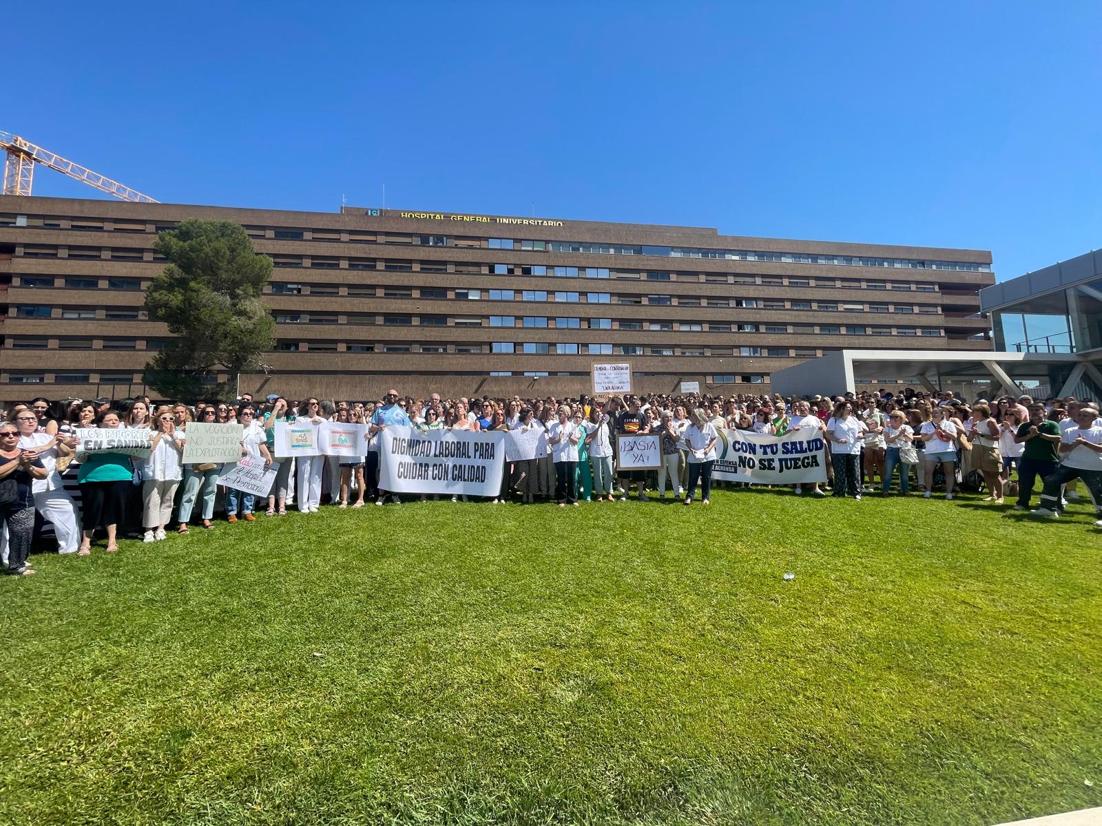 Más de un centenar de sanitarios se manifiestan a las puertas del Hospital General Universitario de Albacete.