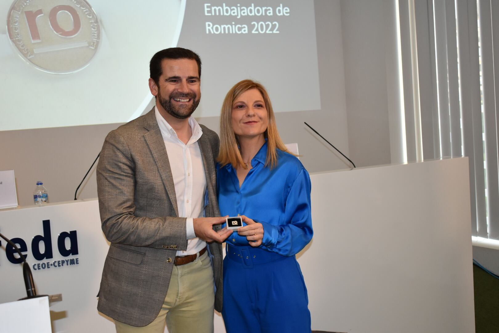 El presidente de Adepro, Pedro Sáez, reconociendo a la directora general de Economía Circular, Marta Gómez Palenque, como embajadora de Romica