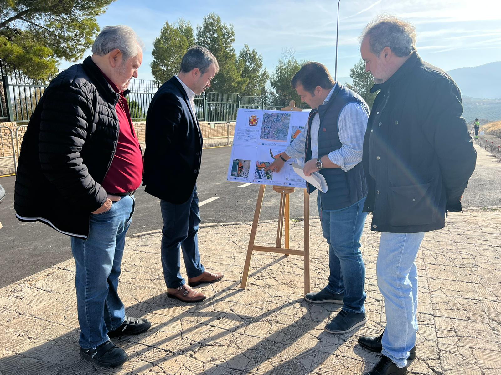 El alcalde, Julio Millán, visita el inicio de las obras de la senda peatonal y carril bici que unirá los barrios de Belén y el Polígono del Valle.