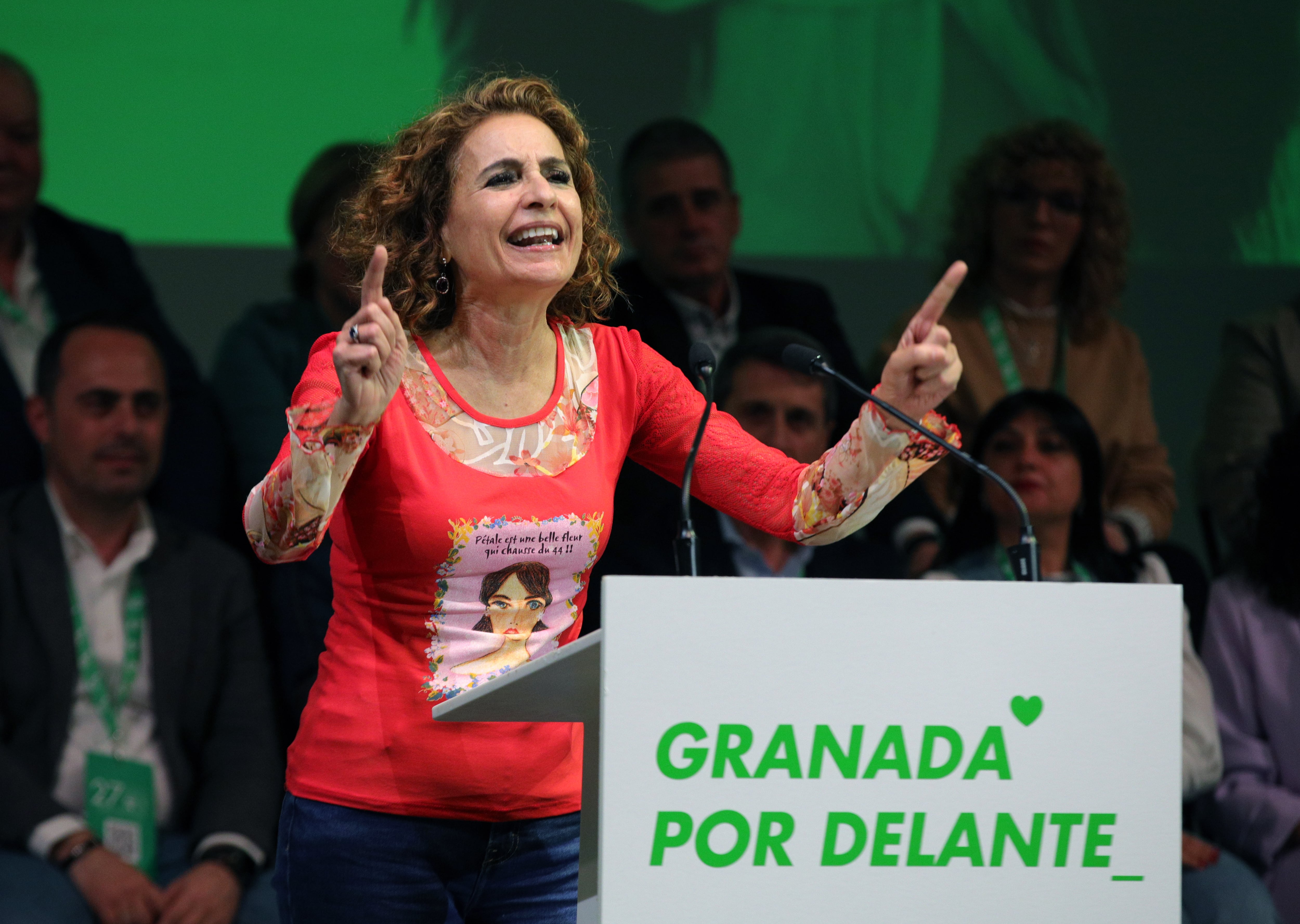 La vicepresidenta del Gobierno y ministra de Hacienda María Jesús Montero en el paraninfo de la Universidad de Granada donde clausura este sábado el 27 Congreso provincial del PSOE Granada. EFE/Pepe Torres.