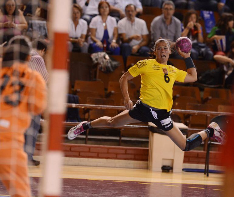 Raquel Caño en una acción de juego