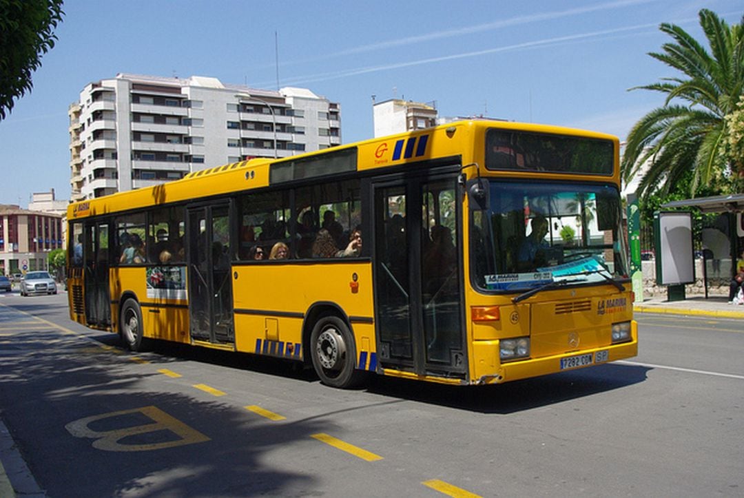 Uno de los autobuses de La Marina en Gandia 