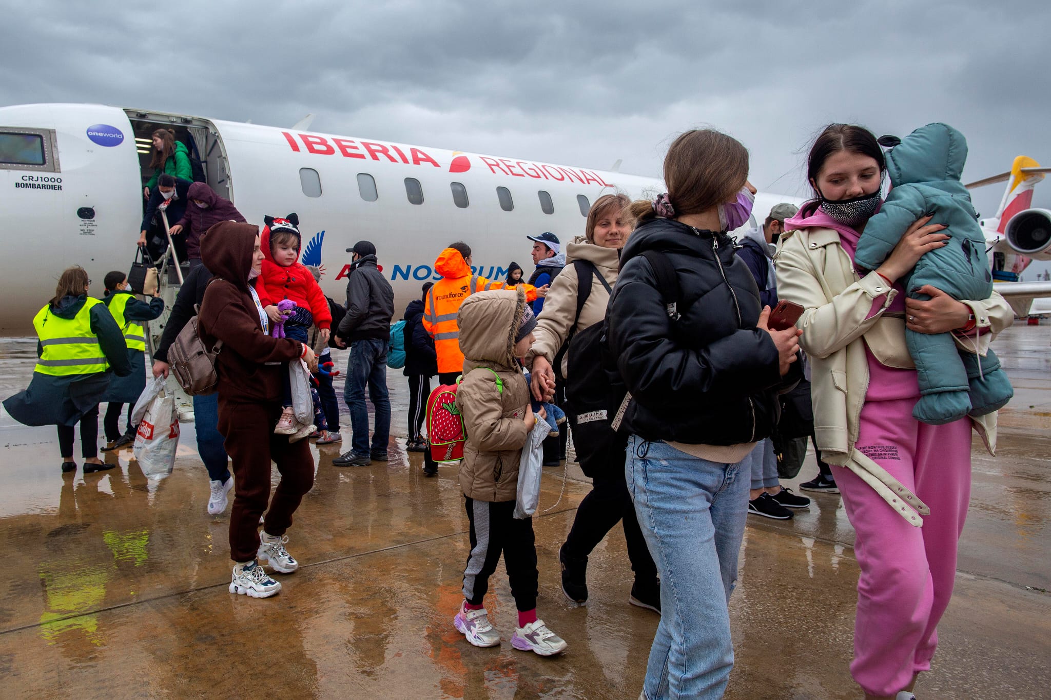 Llega otro avión a València con familias ucranianas organizado por Juntos por la vida