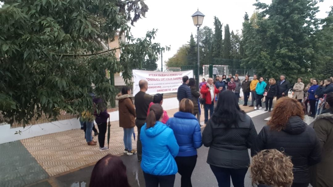 Los padres concetrados esta mañana a la puerta del CEIP Antonio Machado