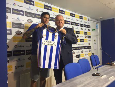 El lateral derecho, Maxi Villa, junto al secretario del área deportiva, Alfonso Rodríguez Hevia.