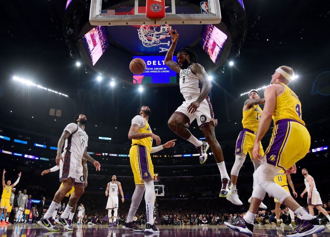 Un encuentro entre los Brooklyn Nets y Los Angeles Lakers. 