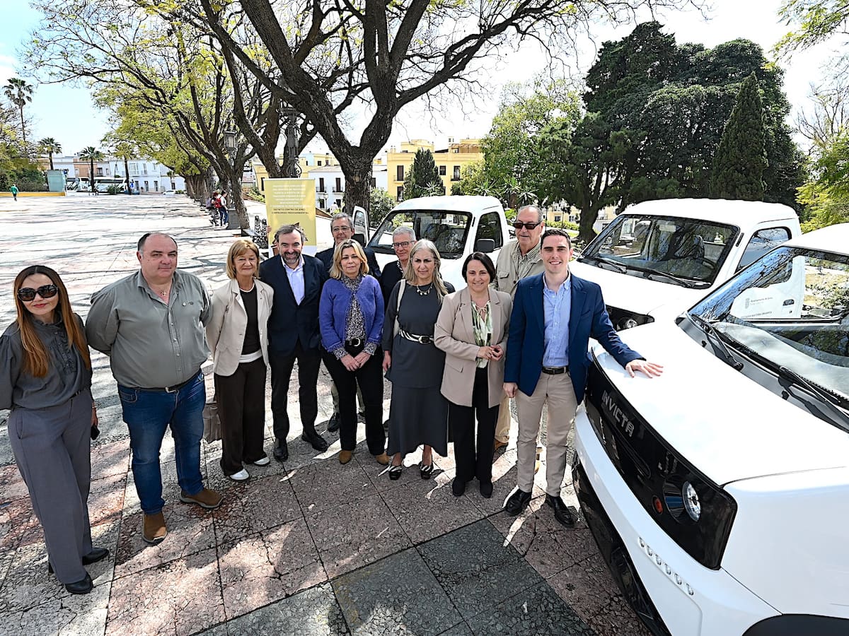Jerez incorpora tres vehículos eléctricos para recogida de residuos orgánicos en locales del centro