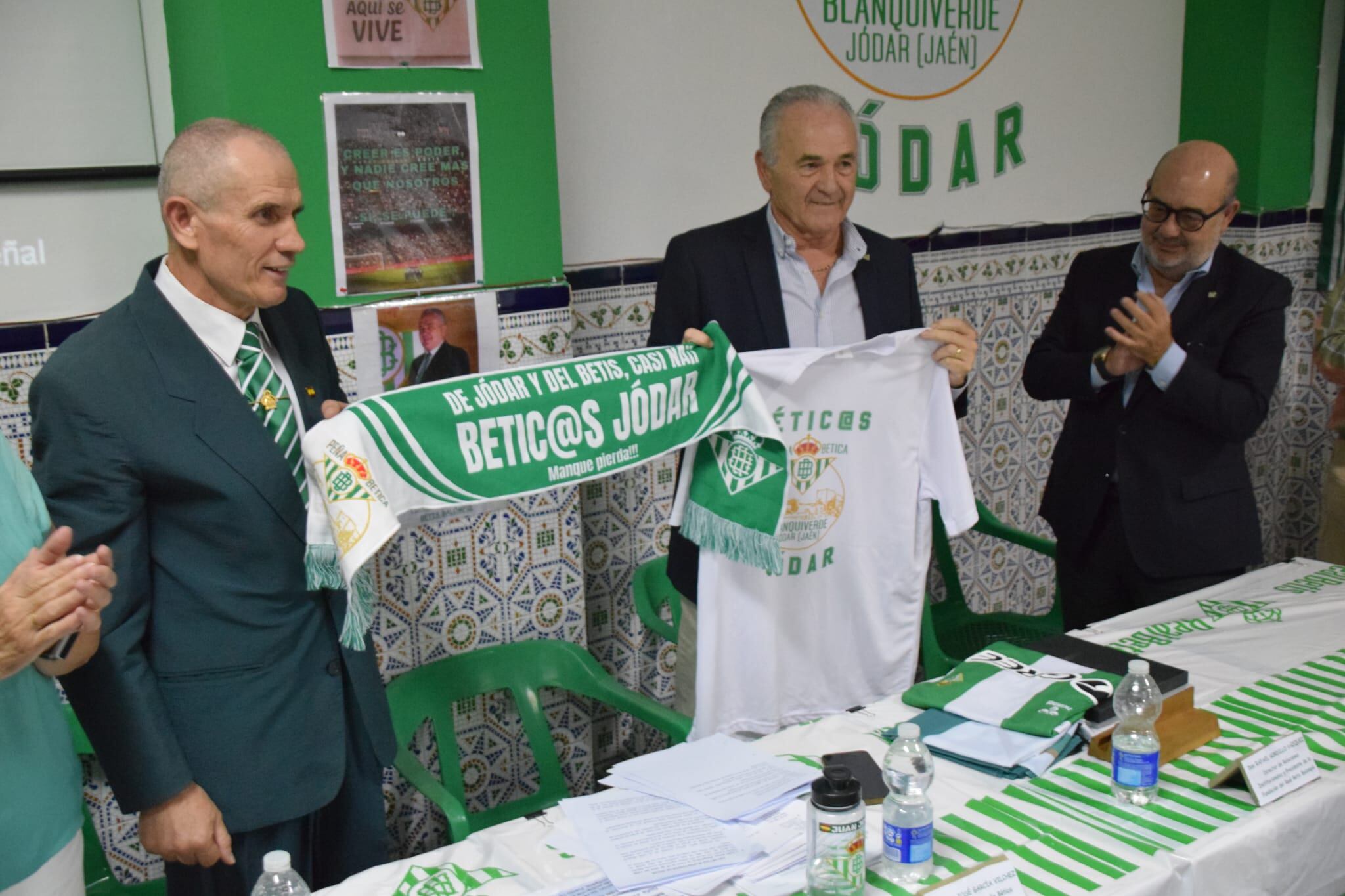 Momento del intercambio de regalos conmemorativos