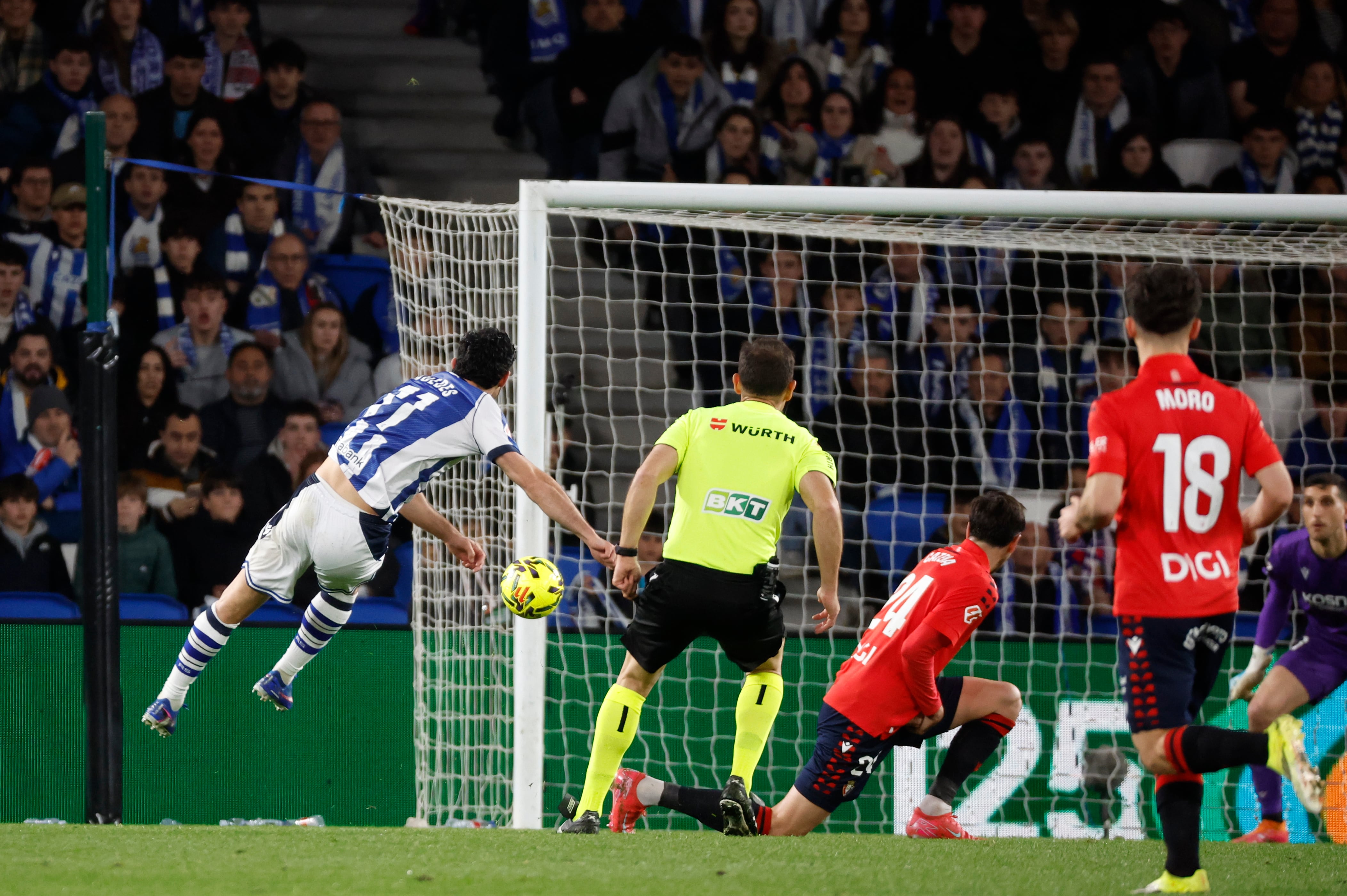El atacante portugués de la Real Sociedad, Gonçalo Guedes marca el segundo gol del equipo donostiarra ante Osasuna en el estadio de Anoeta, en San Sebastián