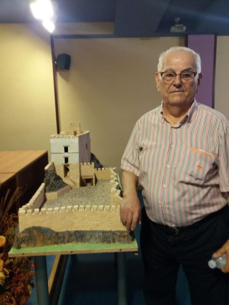 José Chamorro Rodríguez ante su maqueta del Castillo Nuevo de Bedmar