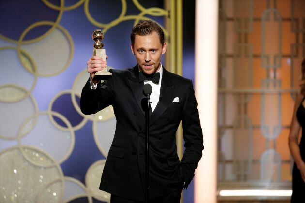 El actor Tom Hiddleston, al recoger su premio como mejor intérprete de miniserie