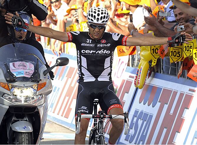 Carlos Sastre celebra su victoria en la etapa del Vesubio