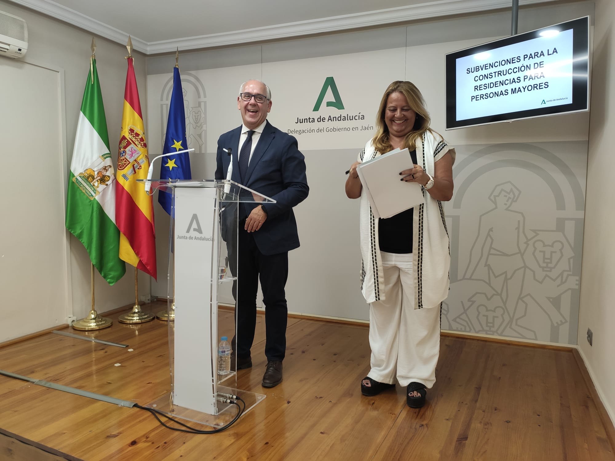 El delegado del gobierno andaluz en Jaén, Jesús Estrella, y la delegada territorial de Inclusión Social, Juventud, Familias e Igualdad, Ángela Hidalgo, se ríen antes de una rueda de prensa.