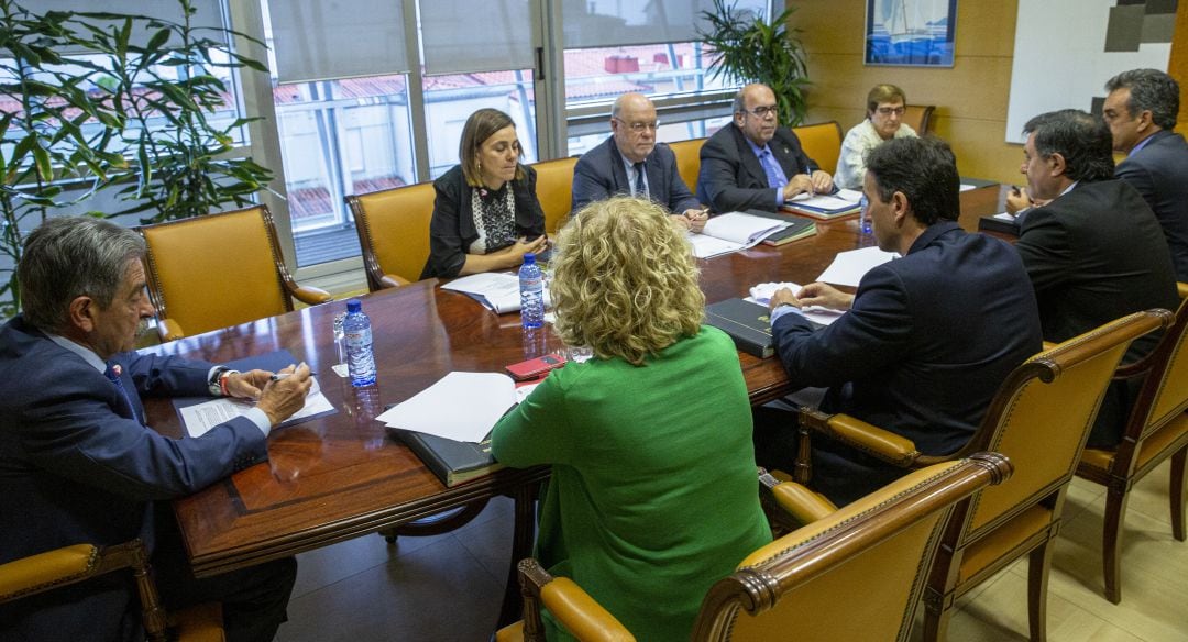 Minuto de silencio en la reunión de este jueves del Consejo de Gobierno, en el que se ha dejado una silla vacía en recuerdo de Rafael de la Sierra.