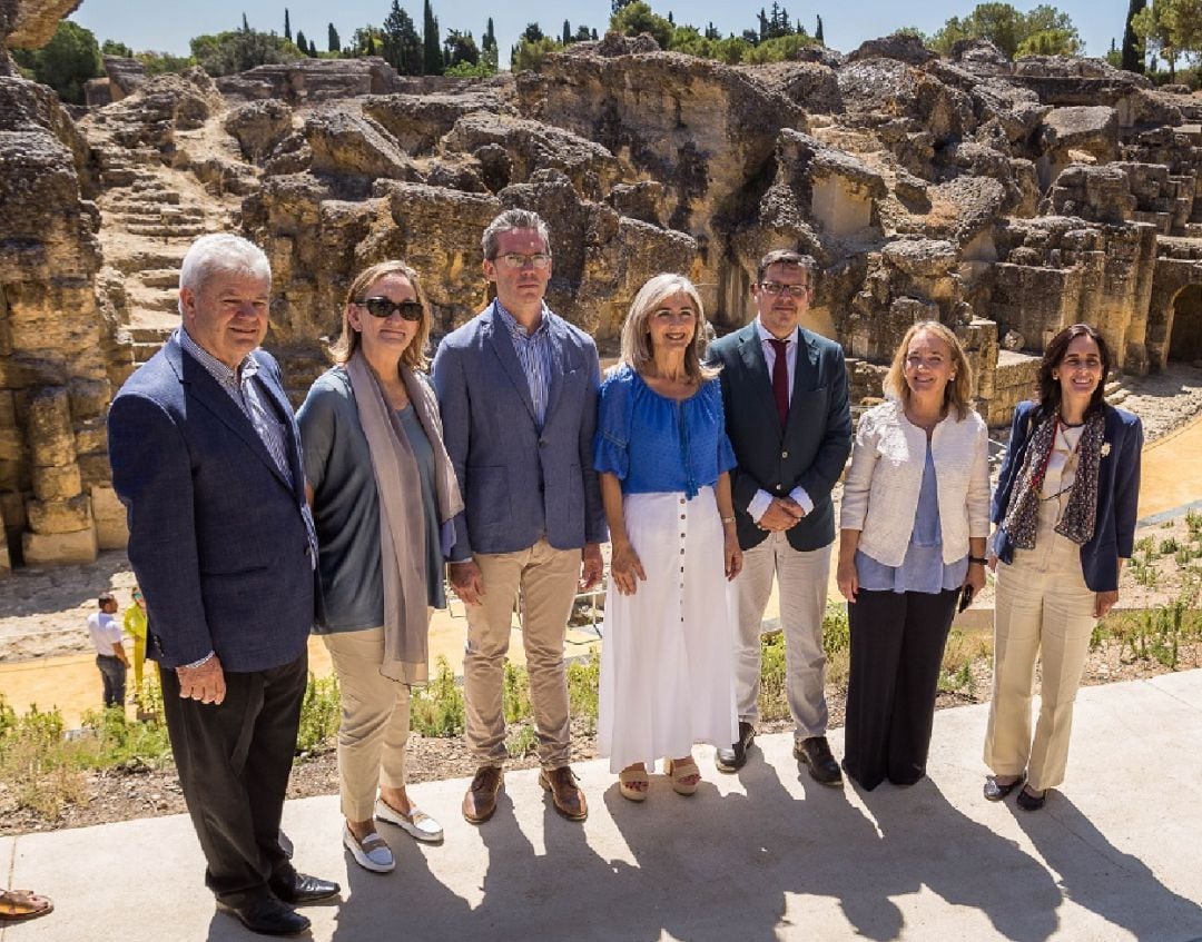 La consejera Patricia del Pozo, en el centro de la imagen, durante su visita de este viernes al Conjunto Arqueológico de Itálica