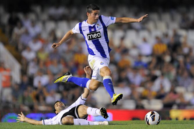 James Rodríguez durante un partido con el Oporto en Mestalla