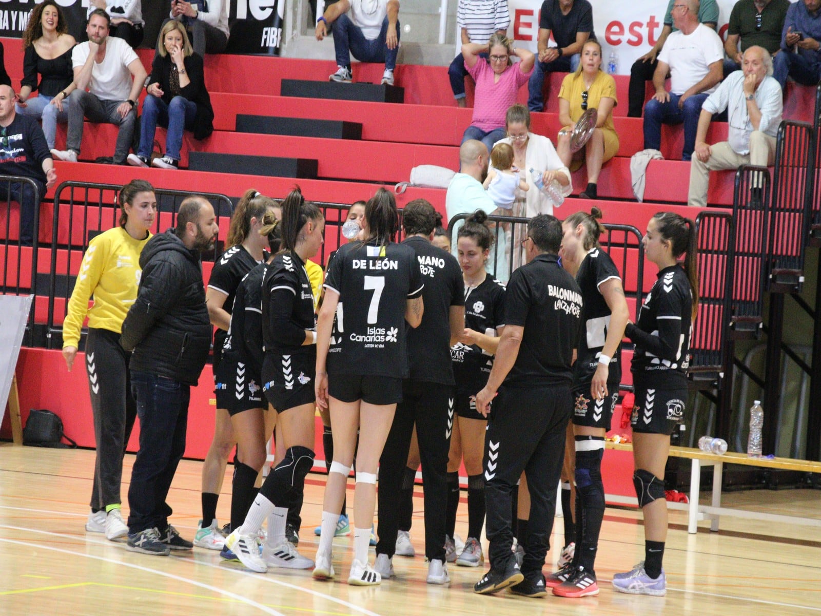 Jugadoras y cuerpo técnico del CICAR Lanzarote Ciudad de Arrecife.