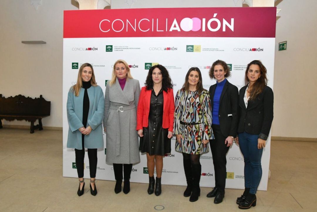 Rocío Ruiz, en el centro de la foto, junto con la directora del IAM, Laura Fernández (a su derecha).