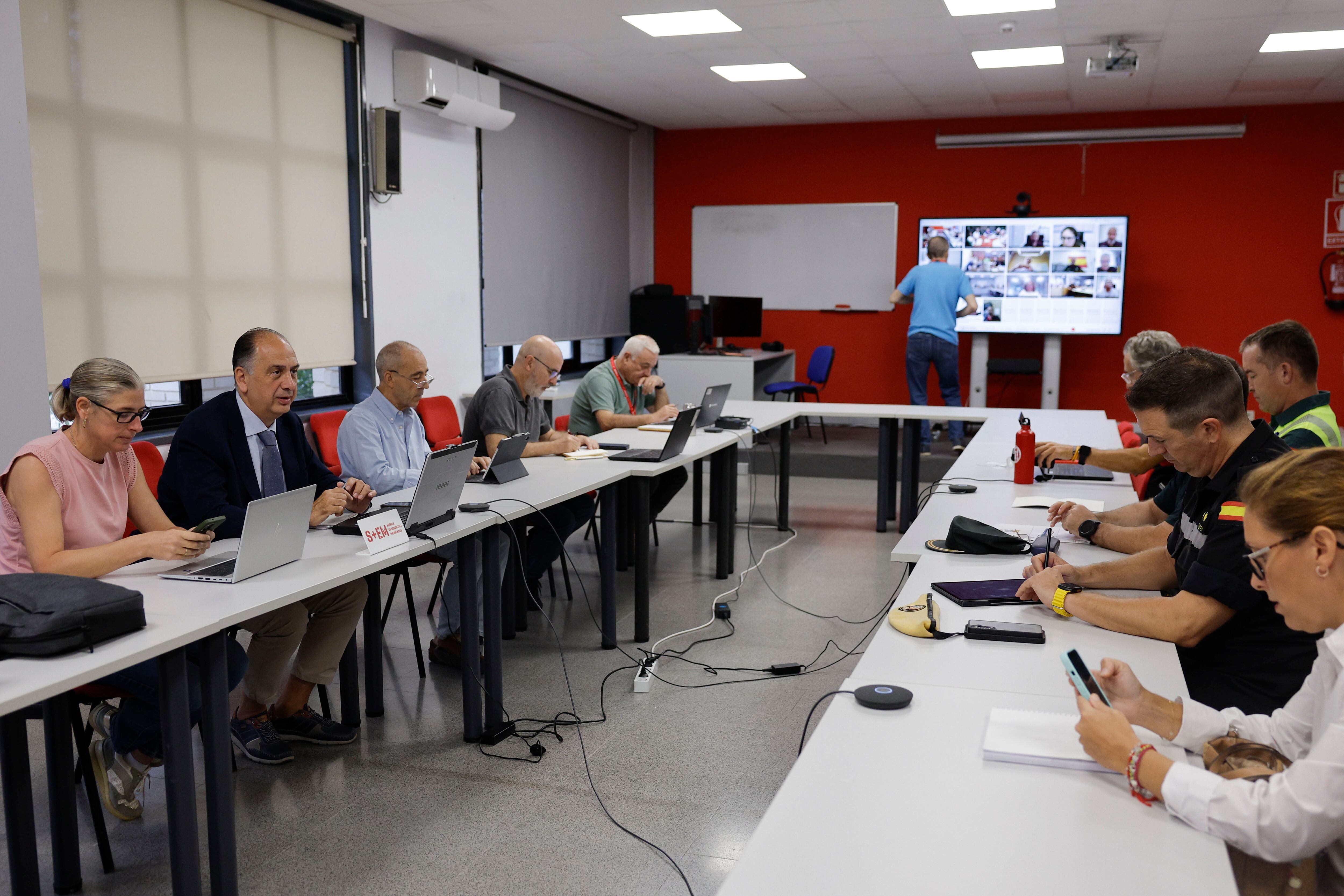 El conseller de Emergencias e Interior en la Comunitat Valenciana, Juan Carlos Valderrama (2i), se reúne con los organismos implicados en la gestión de emergencias