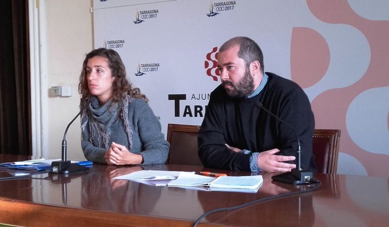 Els regidors Laia Estrada de la CUP i Xavi Puig d'ERC.