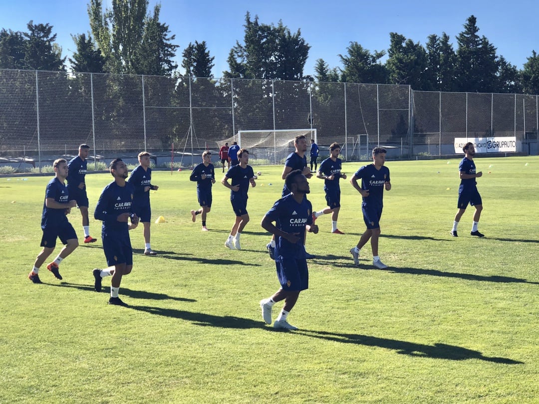 James Igbekeme, en primer plano, se ha entrenado como uno más esta mañana en la Ciudad deportiva