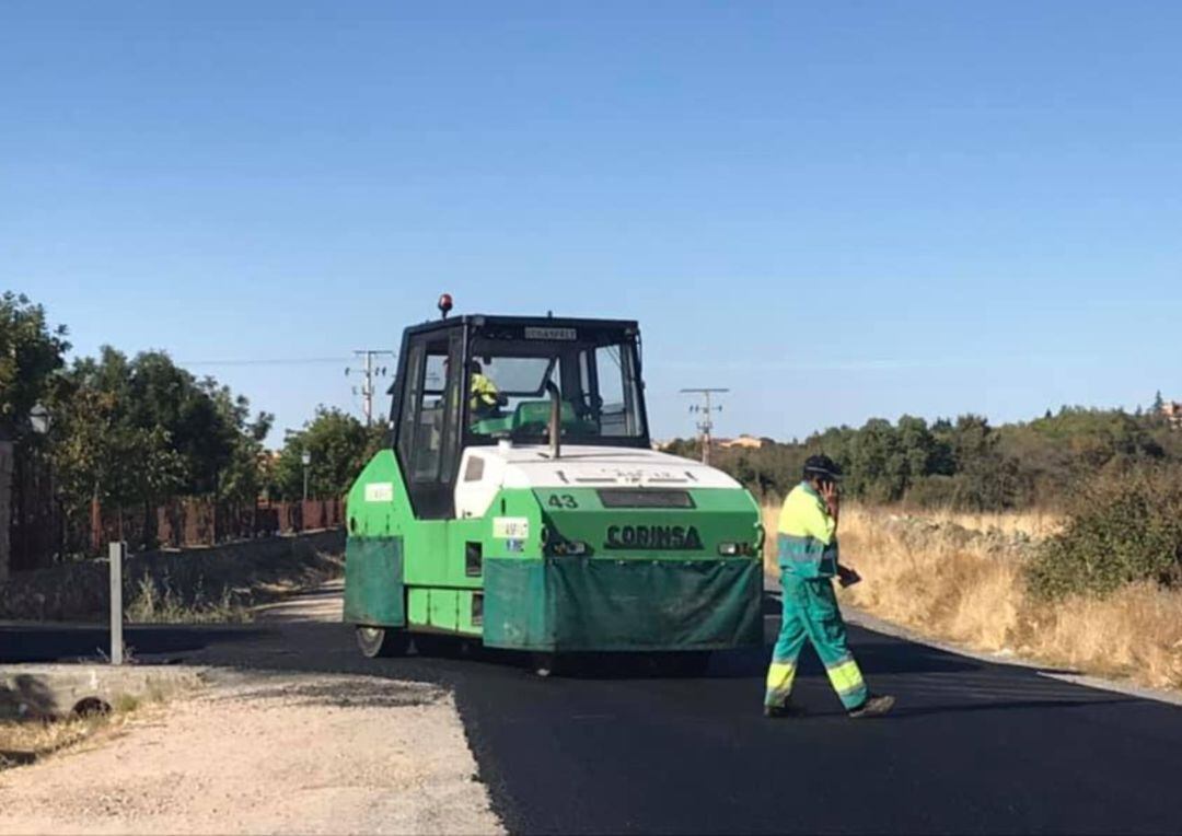 Trabajos de asfaltado frente a la Residencia El Jardín