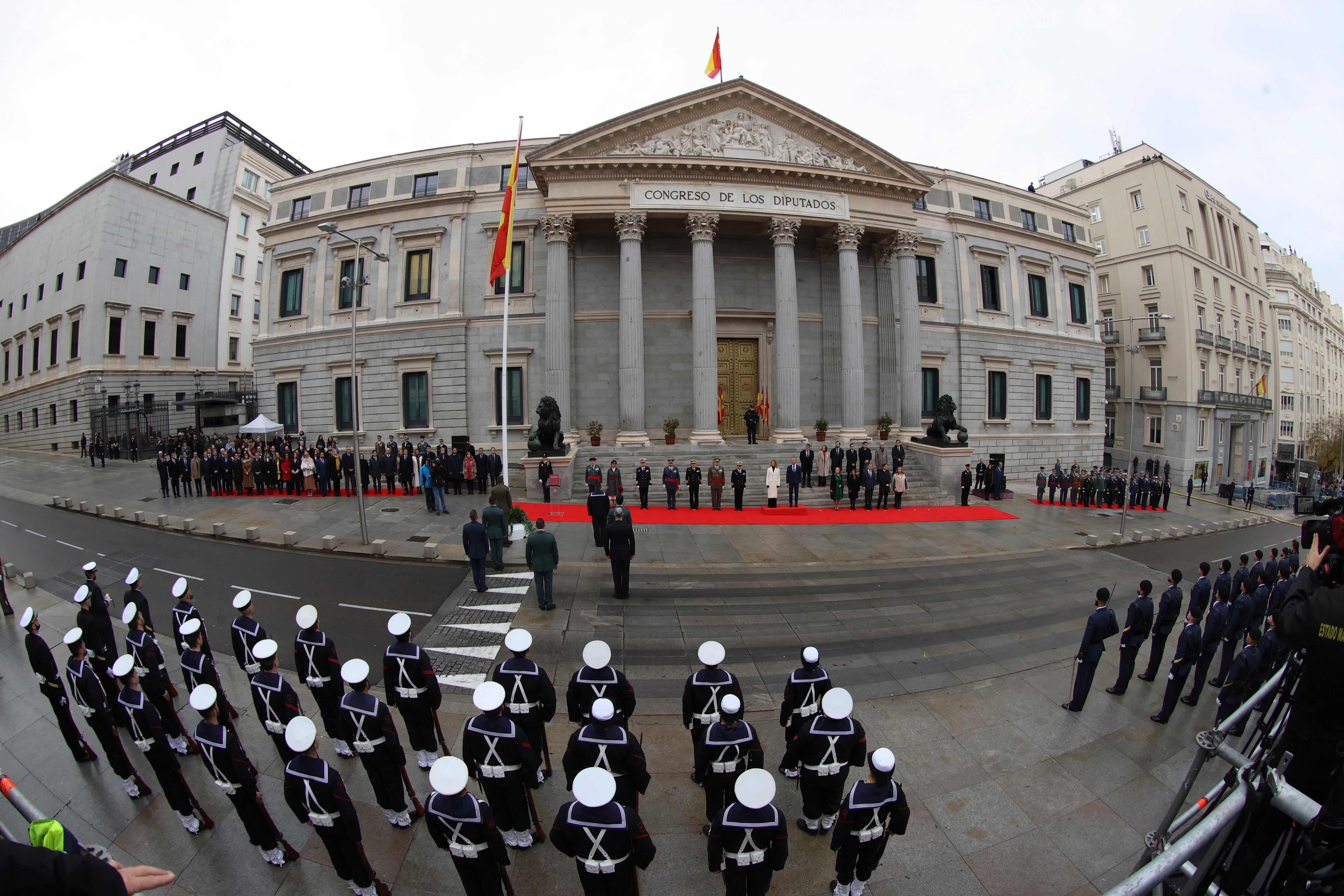 -FOTODELDIA- MADRID, 06/12/2022.- MADRID, 06/12/2022.- Vista general del izado de bandera junto con autoridades militares y políticas a las puertas del Congreso durante la Conmemoración del aniversario de la Constitución este martes en Madrid. EFE/ Kiko Huesca