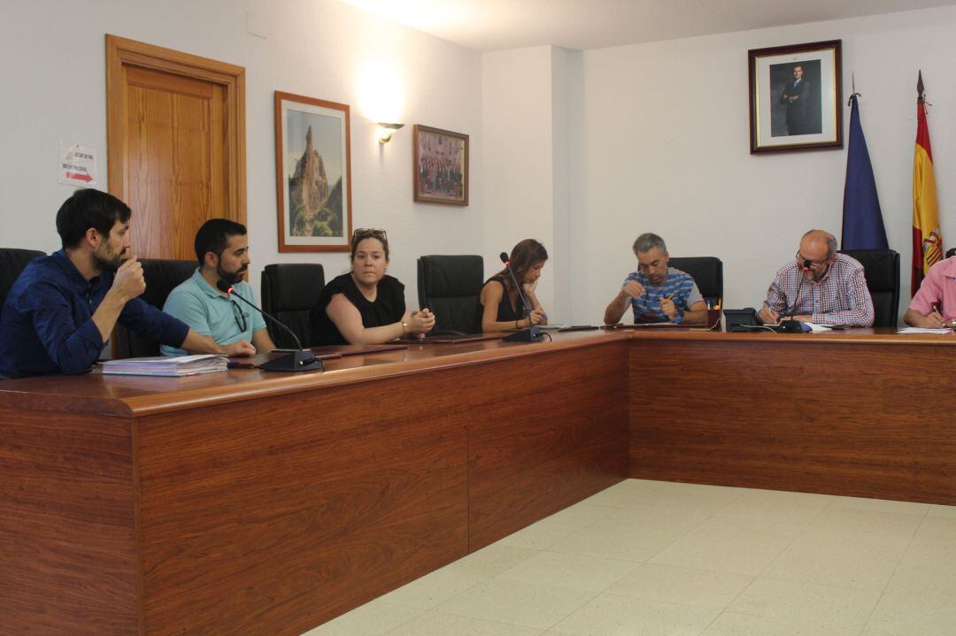 Sesión plenaria celebrada en el ayuntamiento de El Poble Nou.