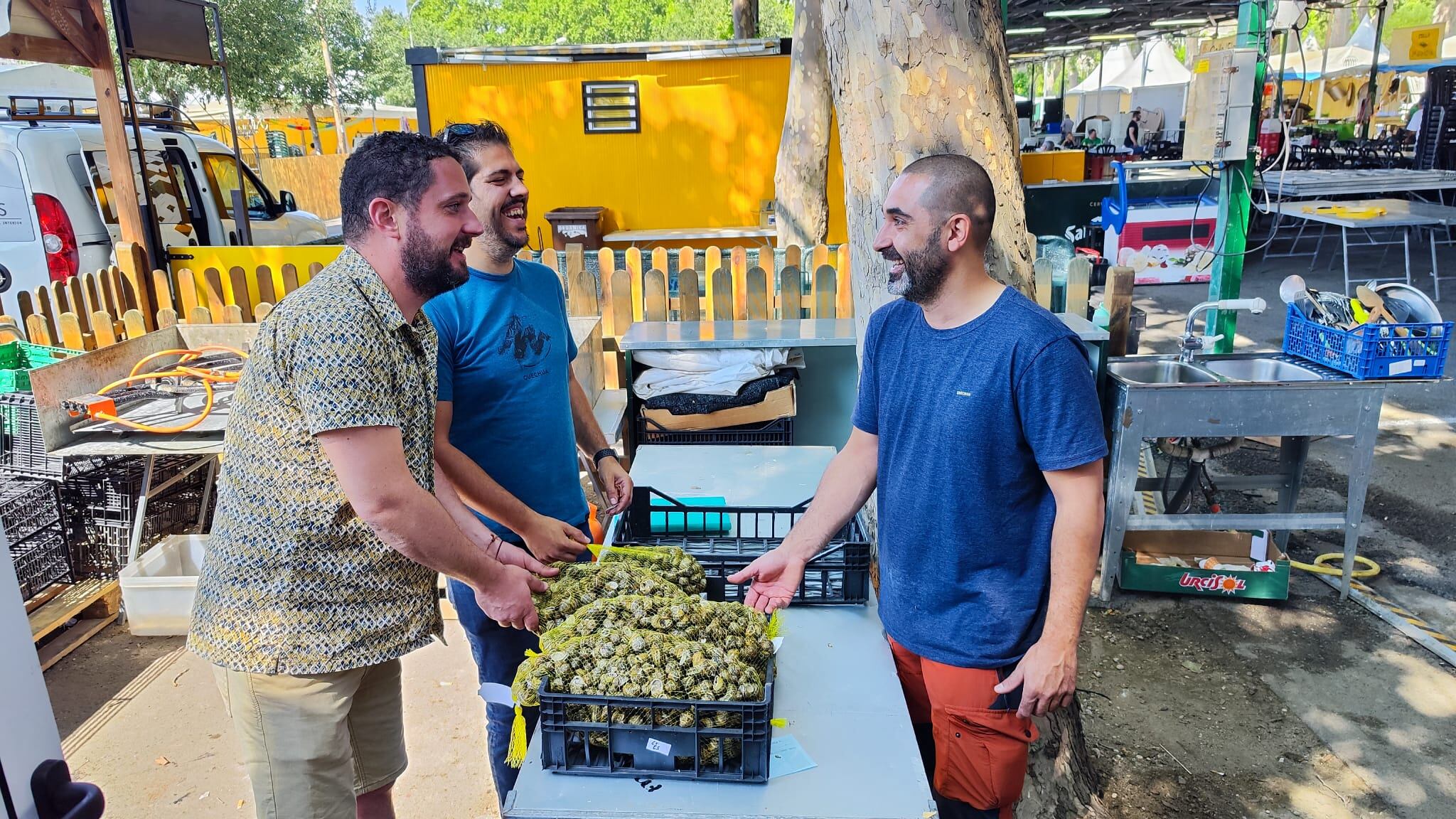 Roger Claverol, Ramon Latorre i Miquel Villa, de la colla "Els Pirates", aquest matí de divendres preparant els caragols a l'Aplec del Caragol. Foto: Ràdio Lleida.