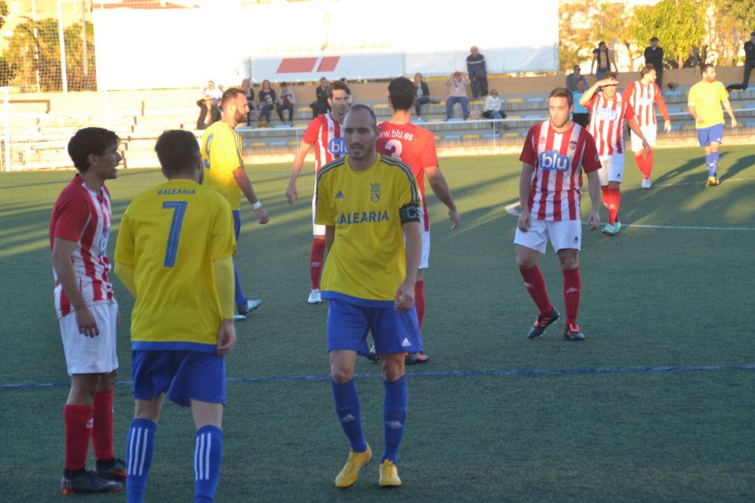 Panucci entre jugadores del CD Jávea.