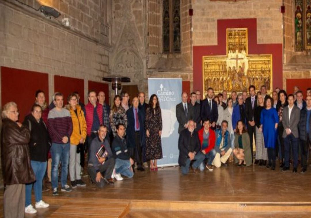 La asociación presentó el Camino a las autoridades navarras y murcianas en la catedral de Pamplona