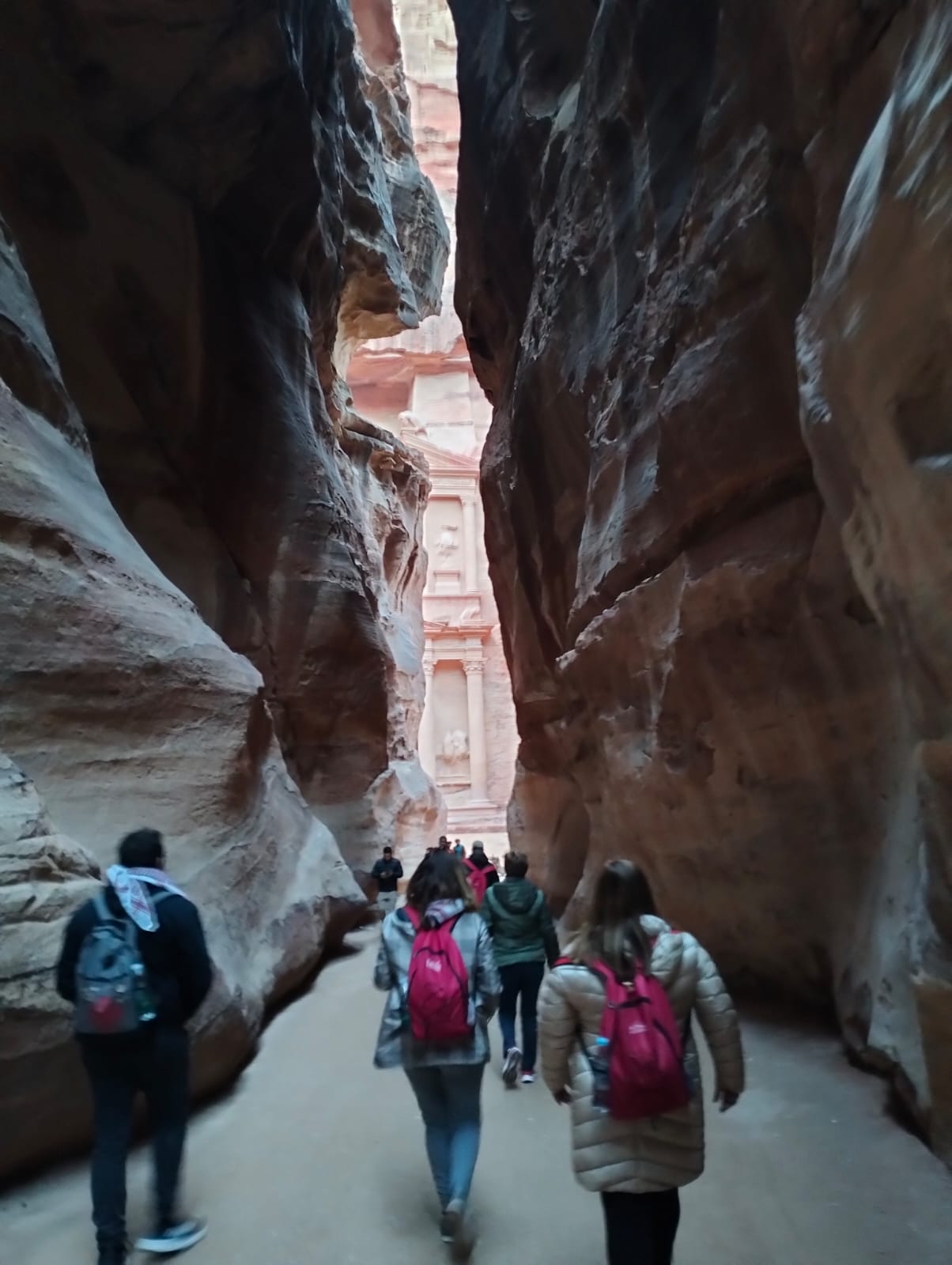 Camino de la ciudad rosa en la antigua Petra
