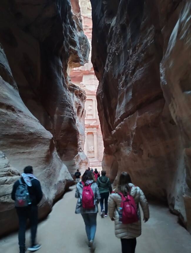 Camino de la ciudad rosa en la antigua Petra
