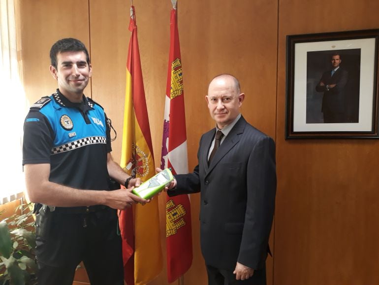 El jefe provincial de Tráfico, Fernando Alonso Echeverría, y el jefe de la Policía Local de Aguilar de Campoo, Alberto Ferrero González