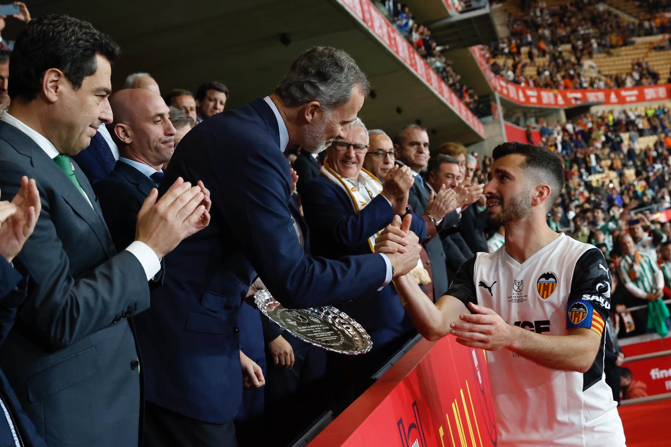 Gayà recibe el trofeo de subcampeón de la mano del Rey Felipe VI