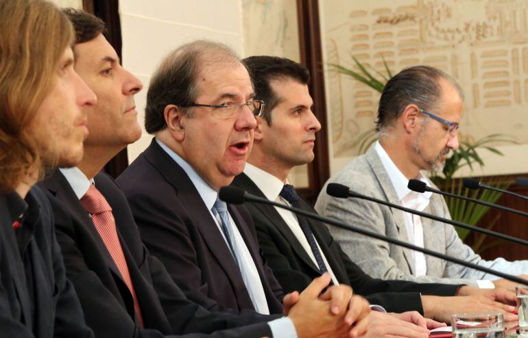 Pablo Fernández (Podemos), Carlos Fernández Carriedo PP), Juan Vicente Herrera, Luis Tudanca (PSOE) y Luis Fuentes (C´s) en un acto en la sede de la Junta