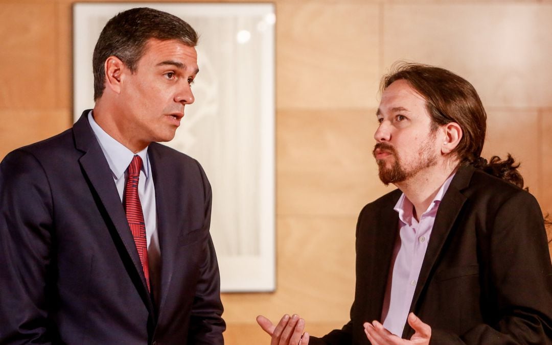 El presidente del Gobierno en funciones, Pedro Sánchez, durante una reunión con el secretario general de Unidas Podemos, Pablo Iglesias.