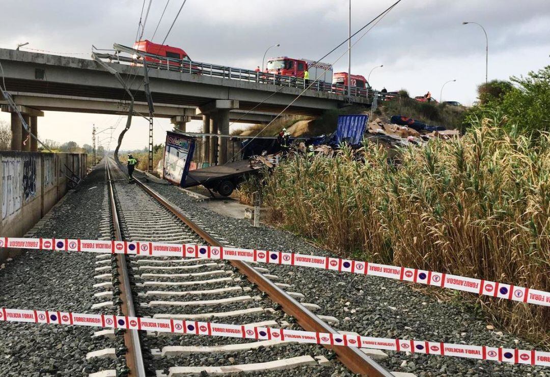 Camión accidentado sobre las vías del tren en Tafalla