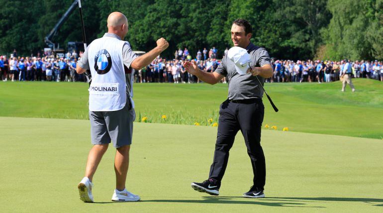 Pello Iguaran se abraza con Molinari cuando el italiano se proclamó campeón del Open británico