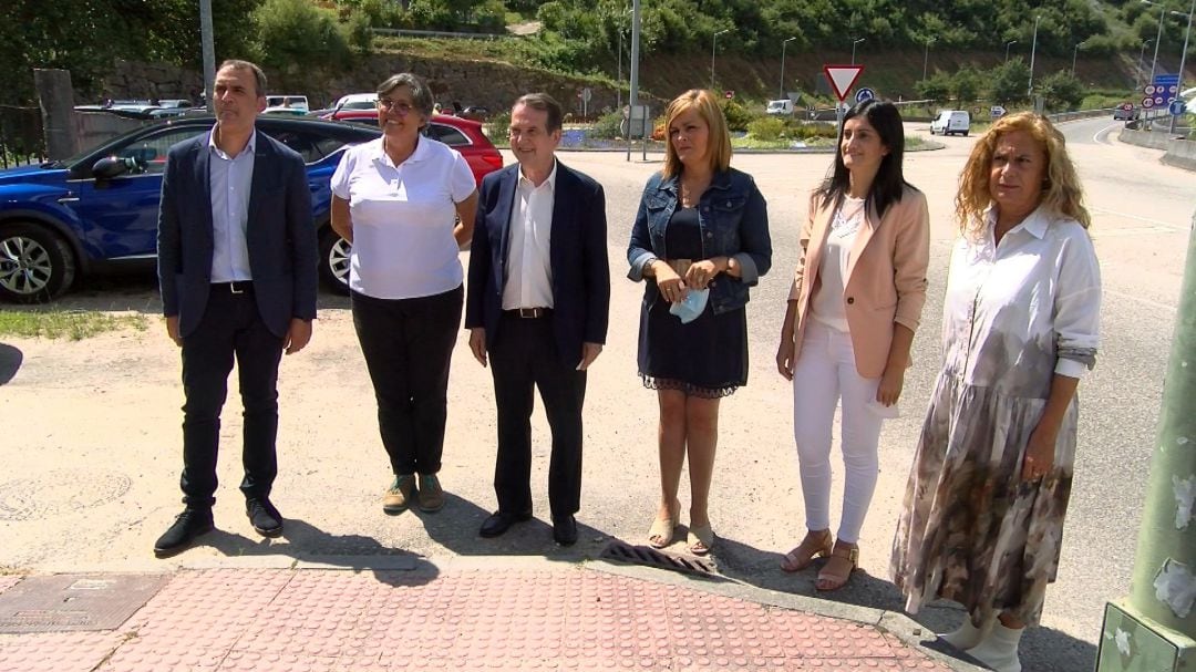 Alcaldes del área y la presidenta de la Diputacion (izq) en la rotonda del peaje de Redondela 