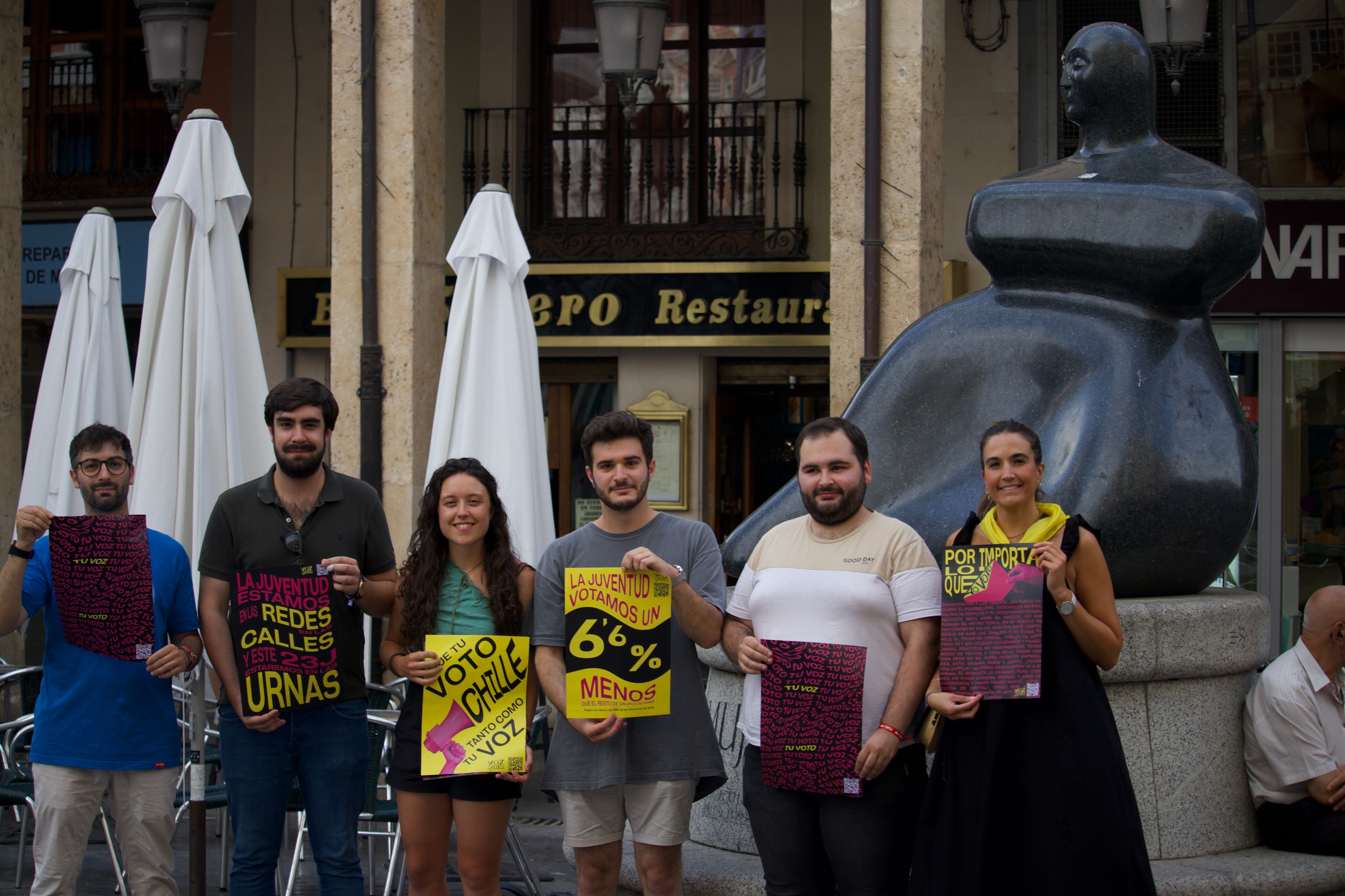 PSOE, PP, SUMAR Y Vamos Palencia participan en la pegada de carteles organizada por “Talento Para El Futuro” para incentivar el voto joven