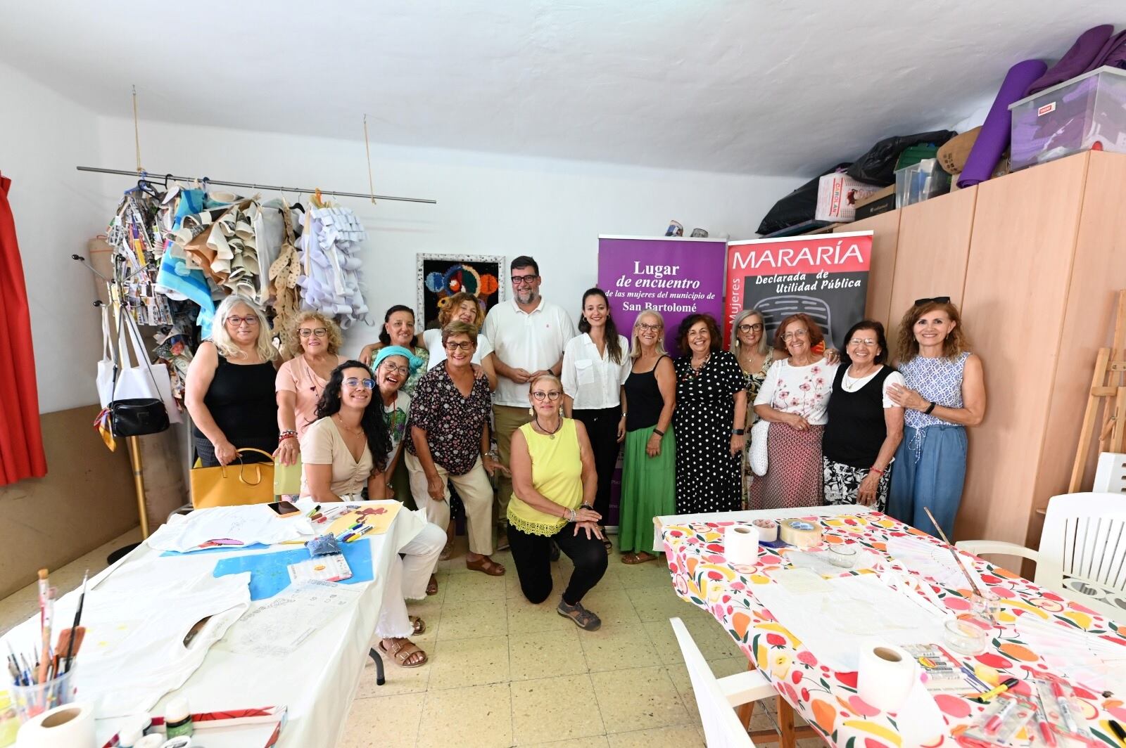 El alcalde de San Bartolomé, Isidro Pérez, con un grupo de mujeres del municipio.